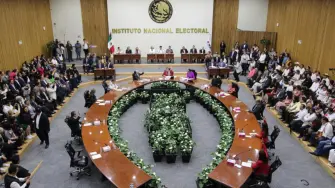 Este domingo, en sesión del Consejo General, el INE confirmó los resultados finales de los cómputos de la elección de ministras y ministros de la Suprema Corte de Justicia de la Nación (SCJN), con lo cual se declaró la validez de dicha elección, así como la asignación de las próximas presidencias de la máximo Tribunal del país.

Para más información del tema, visita: https://www.eleconomista.com.mx/politica/ine-anula-800-casillas-eleccion-scjn-diversas-irregularidades-20250615-763812.html

¡Síguenos en nuestras redes sociales para mantenerte informado!

Twitter: https://twitter.com/eleconomista 
Facebook: https://www.facebook.com/ElEconomista.mx
Instagram: https://www.instagram.com/eleconomistamx
LinkedIn: https://www.linkedin.com/company/el-economista/

#ElEconomista #EETV
