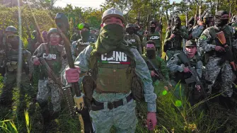 El Gobierno de Estados Unidos informó este miércoles de nuevas sanciones contra cinco cabecillas del Cártel Jalisco Nueva Generación (CJNG), entre ellos su líder, Rubén Oseguera Cervantes 'El Mencho'.

Para más información del tema, visita: https://www.eleconomista.com.mx/politica/eu-lanza-nuevas-sanciones-mencho-doble-r-sospechoso-asesinato-valeria-marquez-20250618-764261.html

¡Síguenos en nuestras redes sociales para mantenerte informado!

Twitter: https://twitter.com/eleconomista 
Facebook: https://www.facebook.com/ElEconomista.mx
Instagram: https://www.instagram.com/eleconomistamx
LinkedIn: https://www.linkedin.com/company/el-economista/

#ElEconomista #EETV