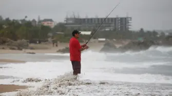 A las 18:00 horas, Erick se encontraba a unos 90 kilómetros al sur-sureste de Puerto Ángel, una localidad costera de Oaxaca, y soplaba vientos máximos sostenidos de 195 kilómetros por hora (km/h)

Para más información del tema, visita: https://www.eleconomista.com.mx/estados/erick-fortalece-huracan-categoria-3-acerca-costas-guerrero-oaxaca-20250618-764346.html

¡Síguenos en nuestras redes sociales para mantenerte informado!

Twitter: https://twitter.com/eleconomista 
Facebook: https://www.facebook.com/ElEconomista.mx
Instagram: https://www.instagram.com/eleconomistamx
LinkedIn: https://www.linkedin.com/company/el-economista/

#ElEconomista #EETV