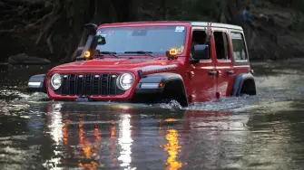 El ataque al banco de agua debe ser lento para no provocar olas que superen el nivel del cofre y que podrían incluso desestabilizar al vehículo cuando son muy fuertes.