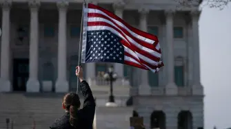 Las empresas acumularon productos para intentar anticiparse a los gravámenes de Trump dirigidos a la mayoría de sus socios comerciales, especialmente a los productos de China.