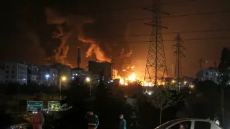 Vehículos bloquean una autopista mientras un incendio arde cerca de los depósitos de petróleo de Shahran, al noroeste de Teherán, el 15 de junio de 2025.