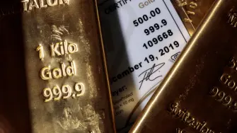 Un grupo de delincuentes a bordo de dos vehículos asaltó un camión de la empresa Fletes Durango, el cual se encontraba cargado con al menos 33 toneladas de concentrado de oro y plata propiedad de la empresa Grupo Minero Bacis, con destino al puerto de Manzanillo.

Para más información del tema, visita: https://www.eleconomista.com.mx/empresas/grupo-armado-roba-33-toneladas-concentrado-oro-plata-cerca-guadalajara-20250707-767017.html 

¡Síguenos en nuestras redes sociales para mantenerte informado!

Twitter: https://twitter.com/eleconomista 
Facebook: https://www.facebook.com/ElEconomista.mx
Instagram: https://www.instagram.com/eleconomistamx
LinkedIn: https://www.linkedin.com/company/el-economista/

#ElEconomista #EETV