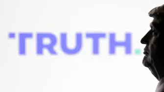 Miniatura impresa en 3D del presidente estadounidense Donald Trump y el logotipo de Truth Social.