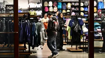 La inflación de Estados Unidos subió a 2.7% anual en junio, en línea con lo esperado por los analistas, debido al impacto sobre los precios de los aranceles que ha anunciado el presidente Donald Trump, informó el martes el Departamento de Trabajo.

Para más información del tema, visita: https://www.eleconomista.com.mx/economia/inflacion-estados-unidos-subio-2-7-junio-impacto-aranceles-precios-20250715-768225.html 

¡Síguenos en nuestras redes sociales para mantenerte informado!

Twitter: https://twitter.com/eleconomista 
Facebook: https://www.facebook.com/ElEconomista.mx
Instagram: https://www.instagram.com/eleconomistamx
LinkedIn: https://www.linkedin.com/company/el-economista/

#ElEconomista #EETV