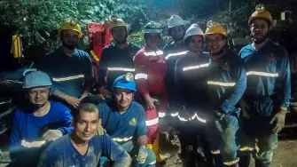 Imagen difundida por la Agencia Nacional de Minería de Colombia que muestra a mineros posando después de ser rescatados en la mina "El Miñón" en una zona rural de Remedios, departamento de Antioquia, Colombia, el 18 de julio de 2025.