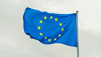 La Unión Europea acordó el viernes un nuevo paquete de sanciones contra Rusia por la invasión de Ucrania, el 18º, que incluye una reducción del precio máximo del petróleo ruso que puede ser exportado, informaron fuentes oficiales. 

¡Síguenos en nuestras redes sociales para mantenerte informado! 

Twitter: https://twitter.com/eleconomista 
Facebook: https://www.facebook.com/ElEconomista.mx 
Instagram: https://www.instagram.com/eleconomistamx 
LinkedIn: https://www.linkedin.com/company/el-economista/ 
 
#ElEconomista #EETV #AFP