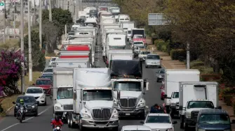 El sindicato ACME movilizará a sus afiliados este miércoles 23 de julio en protesta por la desaparición de su coordinador en Jilotepec; advierten cierres en seis autopistas clave.

Para más información del tema, visita: https://www.eleconomista.com.mx/politica/transportistas-bloquean-mexico-queretaro-mexico-pachuca-desaparicion-dirigente-20250723-769428.html

¡Síguenos en nuestras redes sociales para mantenerte informado!

Twitter: https://twitter.com/eleconomista 
Facebook: https://www.facebook.com/ElEconomista.mx
Instagram: https://www.instagram.com/eleconomistamx
LinkedIn: https://www.linkedin.com/company/el-economista/

#ElEconomista #EETV
