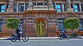 Especialistas del sector privado ajustaron al alza su expectativa de crecimiento para el Producto Interno Bruto (PIB) de México de este año a 0.20%, según los resultados de la Encuesta aplicada por el Banco de México (Banxico).

Para más información del tema, visita: https://www.eleconomista.com.mx/economia/especialistas-suben-0-20-prevision-pib-esperan-inflacion-4-11-encuesta-banxico-20250801-770848.html

¡Síguenos en nuestras redes sociales para mantenerte informado!

Twitter: https://twitter.com/eleconomista 
Facebook: https://www.facebook.com/ElEconomista.mx
Instagram: https://www.instagram.com/eleconomistamx
LinkedIn: https://www.linkedin.com/company/el-economista/

#ElEconomista #EETV