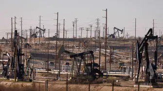 Los precios del petróleo cayeron este lunes a su nivel más bajo en una semana, después de que la OPEP+ acordó otro gran aumento de la producción en septiembre, lo que agravó la preocupación por el exceso de oferta tras datos estadounidenses que mostraron una demanda de combustible mediocre.