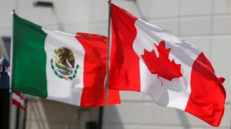 Banderas de México y Canadá.