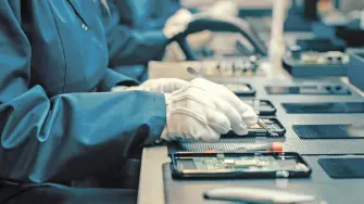 El presidente de Estados Unidos adelantó que la nueva tasa arancelaria se aplicará a "todos los chips y semiconductores que entren en Estados Unidos", pero no se aplicará a las empresas que se hayan comprometido a fabricar en el país.

Para más información del tema, visita: https://www.eleconomista.com.mx/empresas/eu-impondra-arancel-cerca-100-importaciones-semiconductores-afirma-donald-trump-20250806-771542.html

¡Síguenos en nuestras redes sociales para mantenerte informado!

Twitter: https://twitter.com/eleconomista 
Facebook: https://www.facebook.com/ElEconomista.mx
Instagram: https://www.instagram.com/eleconomistamx
LinkedIn: https://www.linkedin.com/company/el-economista/

#ElEconomista #EETV