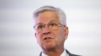 El gobernador de la Reserva Federal Christopher Waller se perfila como uno de los principales candidatos para ser el próximo presidente del banco central estadounidense, informó Bloomberg News este jueves, citando a personas conocedoras del proceso.

Para más información del tema, visita: https://www.eleconomista.com.mx/sectorfinanciero/waller-favorito-presidir-fed-equipo-trump-20250807-771690.html

¡Síguenos en nuestras redes sociales para mantenerte informado!

Twitter: https://twitter.com/eleconomista 
Facebook: https://www.facebook.com/ElEconomista.mx
Instagram: https://www.instagram.com/eleconomistamx
LinkedIn: https://www.linkedin.com/company/el-economista/

#ElEconomista #EETV