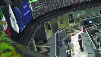 Los índices locales bajaron este viernes, cortando una racha de tres sesiones con ganancias, pero anotando un fuerte avance semanal por apuestas de recortes de tasas de interés en Estados Unidos.

Para más información del tema, visita: https://www.eleconomista.com.mx/mercados/bolsa-mexicana-cierra-semana-solidas-ganancias-avanza-17-67-ano-20250808-771929.html

¡Síguenos en nuestras redes sociales para mantenerte informado!

Twitter: https://twitter.com/eleconomista 
Facebook: https://www.facebook.com/ElEconomista.mx
Instagram: https://www.instagram.com/eleconomistamx
LinkedIn: https://www.linkedin.com/company/el-economista/

#ElEconomista #EETV