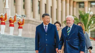 El presidente de China, Xi Jinping, dijo el martes en una llamada telefónica a su homólogo brasileño, Luiz Inácio Lula da Silva, que sus países pueden dar ejemplo de "autosuficiencia" en el Sur Global, en momentos de retos comerciales y geopolíticos.

¡Síguenos en nuestras redes sociales para mantenerte informado!

Twitter: https://twitter.com/eleconomista 
Facebook: https://www.facebook.com/ElEconomista.mx
Instagram: https://www.instagram.com/eleconomistamx
LinkedIn: https://www.linkedin.com/company/el-economista/

#ElEconomista #EETV