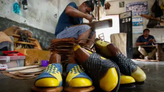 Se muestra una sandalia indígena tradicional en un taller donde Juan Aquino fabrica una sandalia en Villa Hidalgo Yalalag, Oaxaca.