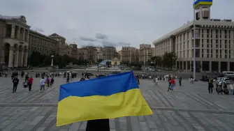 Un ucraniano porta una bandera de su país para conmemorar la celebración de su independencia.