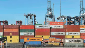 Las manufacturas representan ya 92.3% del total de las exportaciones de mercancías de México y crecieron 5.3% en julio. Este dinamismo permitió compensar la caída interanual de 23% en las ventas externas mexicanas petroleras en el mismo mes. 

Para más información del tema, visita: https://www.eleconomista.com.mx/empresas/exportaciones-mexico-crecen-4-julio-impulsadas-manufacturas-20250827-774514.html 

¡Síguenos en nuestras redes sociales para mantenerte informado! 

Twitter: https://twitter.com/eleconomista 
Facebook: https://www.facebook.com/ElEconomista.mx 
Instagram: https://www.instagram.com/eleconomistamx 
LinkedIn: https://www.linkedin.com/company/el-economista/ 

#ElEconomista #EETV