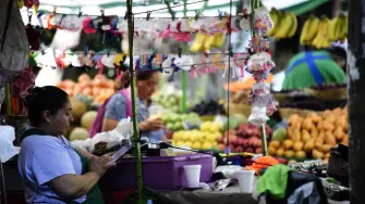 En lo que va del año el empleo formal reporta una pérdida de poco más de 800,000 plazas, mientras que el trabajo informal tiene un crecimiento acumulado de 2.2 millones de puestos, según los datos del Inegi.

Para más información del tema, visita: https://www.eleconomista.com.mx/capital-humano/informalidad-laboral-repunta-abarca-34-millones-personas-20250828-774693.html

¡Síguenos en nuestras redes sociales para mantenerte informado!

Twitter: https://twitter.com/eleconomista
Facebook: https://www.facebook.com/ElEconomista.mx
Instagram: https://www.instagram.com/eleconomistamx
LinkedIn: https://www.linkedin.com/company/el-economista/

#ElEconomista #EETV