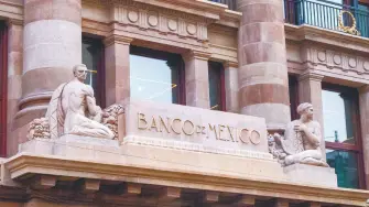 En su Informe Trimestral, el Banco de México pronosticó que la economía mexicana podría registrar un desempeño que fluctuaría entre 0.1% y 1.1 por ciento.

Para más información del tema, visita: https://www.eleconomista.com.mx/economia/banco-mexico-ajusta-alza-pronostico-crecimiento-0-6-ano-1-1-20250829-774932.html 

¡Síguenos en nuestras redes sociales para mantenerte informado!

Twitter: https://twitter.com/eleconomista 
Facebook: https://www.facebook.com/ElEconomista.mx
Instagram: https://www.instagram.com/eleconomistamx
LinkedIn: https://www.linkedin.com/company/el-economista/

#ElEconomista #EETV #Banxico