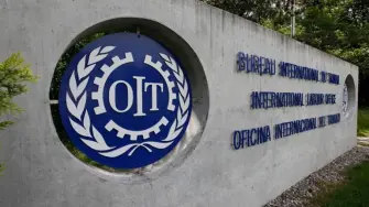 La Organización Internacional de Trabajo hizo un llamado a los países de la región avancen mediante el diálogo tripartito, hacia una ordenación del tiempo de trabajo que promueva el empleo decente y el desarrollo sostenible.

Para más información del tema, visita: https://www.eleconomista.com.mx/capital-humano/paises-america-latina-mantienen-jornada-laboral-48-horas-oit-llama-buscar-reduccion-20250905-775953.html

¡Síguenos en nuestras redes sociales para mantenerte informado!

Twitter: https://twitter.com/eleconomista 
Facebook: https://www.facebook.com/ElEconomista.mx
Instagram: https://www.instagram.com/eleconomistamx
LinkedIn: https://www.linkedin.com/company/el-economista/
T

#ElEconomista #EETV