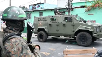 Fiscales, policías y militares guatemaltecos capturaron el domingo a 24 presuntos miembros de la Mara Salvatrucha durante un operativo a gran escala contra la extorsión, informaron la Policía y la Fiscalía.