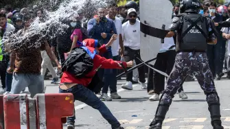 Manifestantes se enfrentaron con la policía antidisturbios durante una protesta por la prohibición de las redes sociales y la corrupción gubernamental.