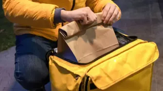 El 15 de septiembre marca no solo el Grito de Independencia, sino también un repunte en pedidos de delivery: quesadillas, enchiladas, tostadas y pozole encabezan las órdenes.