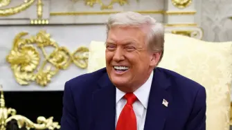 El presidente Donald Trump ríe mientras se encontraba en la Oficina Oval de la Casa Blanca.