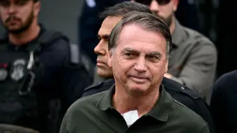 Autorizado por la justicia, el expresidente brasileño Jair Bolsonaro abandonó el domingo de la residencia donde cumple una orden de prisión domiciliar para realizarse un procedimiento médico, en su primera salida luego de ser condenado a 27 años de cárcel por intentar un golpe de estado.

¡Síguenos en nuestras redes sociales para mantenerte informado!

Twitter: https://twitter.com/eleconomista 
Facebook: https://www.facebook.com/ElEconomista.mx
Instagram: https://www.instagram.com/eleconomistamx
LinkedIn: https://www.linkedin.com/company/el-economista/

#ElEconomista #AFP #Bolsonaro