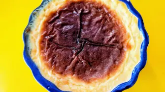 La superficie debe dorarse y caramelizarse de manera natural. Deja enfriar y sirve fría o a temperatura ambiente.