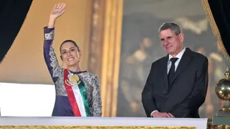 La presidenta de México, Claudia Sheinbaum, saluda a sus simpatizantes junto a su esposo, Jesús María Tarriba, durante el tradicional Grito de Independencia en el Zócalo de la Ciudad de México.