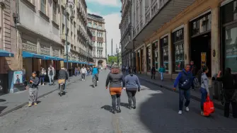 El consumo privado y la inversión fija volvieron a crecer luego de dos trimestres, mientras que el gasto de gobierno hiló dos períodos al alza; sin embargo, de forma semestral, la demanda externa siguió siendo el primer motor de una economía que ha perdido fuerza frente al 2024.

Para más información del tema, visita: https://www.eleconomista.com.mx/empresas/demanda-interna-impulso-reactivacion-pib-segundo-trimestre-20250919-777932.html

¡Síguenos en nuestras redes sociales para mantenerte informado!

Twitter: https://twitter.com/eleconomista 
Facebook: https://www.facebook.com/ElEconomista.mx
Instagram: https://www.instagram.com/eleconomistamx
LinkedIn: https://www.linkedin.com/company/el-economista/

#ElEconomista #EETV