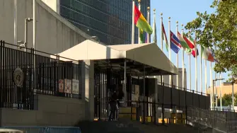 El Consejo de Seguridad de Naciones Unidas aprobó el viernes la reimposición de fuertes sanciones económicas a Irán por su programa nuclear.

¡Síguenos en nuestras redes sociales para mantenerte informado!

Twitter: https://twitter.com/eleconomista 
Facebook: https://www.facebook.com/ElEconomista.mx
Instagram: https://www.instagram.com/eleconomistamx
LinkedIn: https://www.linkedin.com/company/el-economista/

#ElEconomista #EETV