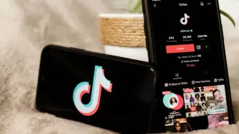TikTok ha acordado mejorar sus medidas para mantener a los niños alejados de su sitio web y su aplicación después de que una investigación canadiense descubriera que sus esfuerzos para bloquear a los niños y proteger la información personal eran inadecuados, dijeron el martes responsables canadienses de privacidad.

Para más información del tema, visita: https://www.eleconomista.com.mx/tecnologia/tiktok-recopilo-informacion-delicada-ninos-canadienses-20250924-778520.html

¡Síguenos en nuestras redes sociales para mantenerte informado!

Twitter: https://twitter.com/eleconomista
Facebook: https://www.facebook.com/ElEconomista.mx
Instagram: https://www.instagram.com/eleconomistamx
LinkedIn: https://www.linkedin.com/company/el-economista/

#ElEconomista #EETV