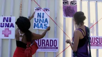 En total se registraron ante las autoridades 444 casos de feminicidio en México entre enero y agosto del 2025. El Estado de México y Chihuahua son los estados con más casos reportados. 

Para más información del tema, visita: https://www.eleconomista.com.mx/politica/dia-2025-han-registrado-promedio-1-8-feminicidios-mexico-sesnsp-20250926-778877.html

¡Síguenos en nuestras redes sociales para mantenerte informado!

Twitter: https://twitter.com/eleconomista 
Facebook: https://www.facebook.com/ElEconomista.mx
Instagram: https://www.instagram.com/eleconomistamx
LinkedIn: https://www.linkedin.com/company/el-economista/
T

#ElEconomista #EETV