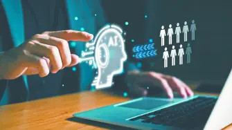 as empresas mexicanas continúan avanzando en la adopción de herramientas hacia su digitalización, sin embargo, en muchos de los casos no han dado el salto hacia su madurez en la inteligencia articial (IA); ¿la causa? no saben por dónde empezar. De acuerdo con el índice de Madurez Digital (IMD) 2025, realizado por Needed Education, EY México, KIO Networks y la American Chamber México señala que apenas 1% de las compañías ha alcanzado madurez tecnológica y solo 41.7% tiene avances en transformación digital.“Madurar en IA no se trata de subirse a la tendencia, sino de tener claro para qué la necesitas y cómo puede resolver un problema concreto”, explica Ricardo Rebolledo, director en México de la empresa habilitadora de ecosistemas digitales 2Brains.Cabe señalar que la madurez digital de las empresas se refiere al nivel en que una organización ha integrado la tecnología digital en sus procesos, cultura, estrategia y modelo de negocio, generando valor y ventajas competitivas sostenibles. No se trata solo de usar herramientas digitales, sino de cómo estas transforman la forma de operar y relacionarse con clientes, empleados y socios.BarrerasDesde la perspectiva del especialista, estas son algunas de las grandes barreras que detienen el potencial de las empresas:Sistemas legacy: Muchas compañías siguen operando con arquitecturas tecnológicas obsoletas, difíciles de integrar y costosas de mantener. “El problema no es solo técnico, también es estratégico; ya que tratamos de competir en el mercado actual con herramientas del pasado y eso resta velocidad, agilidad y eficiencia”, dice Rebolledo.Para el especialista, es posible modernizar de forma paulatina. Esto logra reducciones de entre 20% y 30% en costos operativos y aumenta su time-to-market sin sacrificar estabilidad.Brecha digital y de conocimiento: El problema no siempre es la falta de talento, sino de dirección. Muchas empresas ya cuentan con personas que podrían liderar la transformación, pero no tienen las herramientas. “Se trata de activar el potencial interno con formación adecuada, liderazgo y una visión que conecte la tecnología con la organización”, señala Ricardo.Potencial empresarialSegún el director en México de la compañía, para capitalizar el potencial de las empresas, la tecnología debe dejar de ser un accesorio y ser eje operativo.Esto implica modernizar sistemas de forma progresiva y sin frenar la operación; capacitar a los equipos en tecnologías como IA, cloud y automatización; diseñar experiencias centradas en el usuario que sean medibles y escalables; e implementar células de innovación que ejecuten con rapidez, aprendan en ciclos cortos y aceleren la adopción tecnológica de forma efectiva.“La madurez tecnológica es un proceso en evolución. Hoy, el 99% de las empresas mexicanas aún no da el paso, pero eso está por cambiar”, concluye Rebolledo.