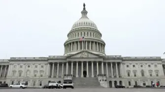 El gobierno de Estados Unidos comenzó a cerrar sus operaciones tras la medianoche del miércoles, luego de que legisladores y el presidente Donald Trump no superaran un estancamiento presupuestario en tensas negociaciones en el Congreso, con exigencias demócratas de financiación a la salud.

¡Síguenos en nuestras redes sociales para mantenerte informado!

Twitter: https://twitter.com/eleconomista 
Facebook: https://www.facebook.com/ElEconomista.mx
Instagram: https://www.instagram.com/eleconomistamx
LinkedIn: https://www.linkedin.com/company/el-economista/

#ElEconomista #AFP #EstadosUnidos