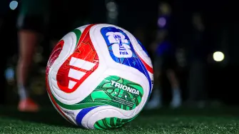 La FIFA presenta el balón Trionda.