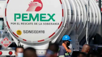 Pemex informó este miércoles que acordó con el sindicato de trabajadores de la empresa un aumento salarial del 4.5% como parte de la revisión del contrato colectivo 2025-2027.

Para más información del tema, visita: https://www.eleconomista.com.mx/empresas/pemex-acuerda-sindicato-alza-salarial-4-5-revision-contrato-colectivo-20251015-781709.html

¡Síguenos en nuestras redes sociales para mantenerte informado!

Twitter: https://twitter.com/eleconomista 
Facebook: https://www.facebook.com/ElEconomista.mx
Instagram: https://www.instagram.com/eleconomistamx
LinkedIn: https://www.linkedin.com/company/el-economista/

#ElEconomista #Pemex