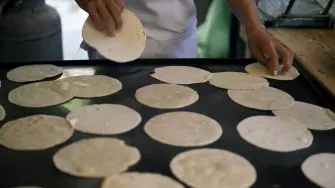 Elaboración de tortillas a mano.