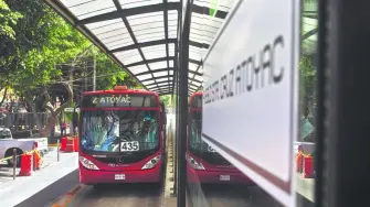 En total, el transporte público movilizó a 179.8 millones de usuarios durante agosto del 2025. El STC Metro y el Metrobús son los principales medios de movilidad para la población en la Zona Metropolitana del Valle de México.

Para más información del tema, visita: https://www.eleconomista.com.mx/politica/total-pasajeros-transportados-metrobus-cdmx-cayo-8-8-agosto-20251017-782303.html

¡Síguenos en nuestras redes sociales para mantenerte informado!

Twitter: https://twitter.com/eleconomista 
Facebook: https://www.facebook.com/ElEconomista.mx
Instagram: https://www.instagram.com/eleconomistamx
LinkedIn: https://www.linkedin.com/company/el-economista/
T

#ElEconomista #EETV