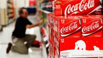 El director ejecutivo de The Coca-Cola Company, James Quincey, reconoció que el impuesto especial a bebidas azucaradas y con edulcorantes no calóricos tendrá un impacto de corto plazo en sus operaciones en México, y ya prepara una estrategia para hacerle frente, en caso de ser implementado a partir de enero de 2026.

Para más información del tema, visita: https://www.eleconomista.com.mx/empresas/coca-cola-anticipa-impacto-corto-plazo-aumento-ieps-bebidas-saborizadas-mexico-20251022-782966.html

¡Síguenos en nuestras redes sociales para mantenerte informado!

Twitter: https://twitter.com/eleconomista
Facebook: https://www.facebook.com/ElEconomista.mx
Instagram: https://www.instagram.com/eleconomistamx
LinkedIn: https://www.linkedin.com/company/el-economista/

#ElEconomista #EETV