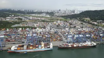 El Canal de Panamá proyecta construir dos terminales para aumentar su capacidad de carga ante la incertidumbre sobre el futuro de Hutchison Holdings.
