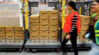 Amazon comunicó este martes que reducirá su plantilla corporativa en unos 14,000 puestos.
Para más información del tema, visita:https://www.eleconomista.com.mx/empresas/amazon-confirma-despedira-14-000-empleados-corporativos-giro-ia-20251028-783841.html
Twitter: https://twitter.com/eleconomista   
Sitio web: https://www.eleconomista.com.mx/   
Facebook: https://www.facebook.com/ElEconomista.mx   
 
#ElEconomista￼
