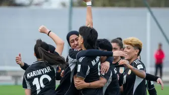 En un torneo amistoso organizado por la FIFA, el equipo “Mujeres Afganas Unidas”, compuesto de futbolistas afganas en la diáspora jugaron su primer partido internacional en los últimos cuatro años. Fue un emotivo momento para el equipo en Marruecos. Bajo el régimen talibán las mujeres tienen prohibido participar de competencias deportivas. Cosa que no sucede con el equipo masculino.

¡Síguenos en nuestras redes sociales para mantenerte informado!

Twitter: https://twitter.com/eleconomista 
Facebook: https://www.facebook.com/ElEconomista.mx
Instagram: https://www.instagram.com/eleconomistamx
LinkedIn: https://www.linkedin.com/company/el-economista/

#ElEconomista #EETV