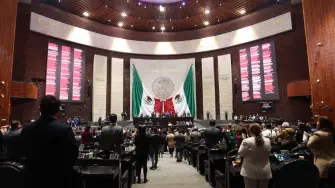 Luego de una maratónica sesión que se extendió hasta la mañana de este jueves, el pleno de la Cámara de Diputados aprobó tanto en lo general como en lo particular el Presupuesto de Egresos de la Federación (PEF) 2026, al cual se le realizaron 12 modificaciones para reasignar recursos a educación, medio ambientes, entre otros rubros.

Para más información del tema, visita: https://www.eleconomista.com.mx/economia/diputados-aprueban-particular-pef-2026-gasto-10-1-billones-pesos-20251106-785334.html

¡Síguenos en nuestras redes sociales para mantenerte informado!

Twitter: https://twitter.com/eleconomista 
Facebook: https://www.facebook.com/ElEconomista.mx
Instagram: https://www.instagram.com/eleconomistamx
LinkedIn: https://www.linkedin.com/company/el-economista/

#ElEconomista #PEF