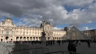 El Louvre optó por "operaciones visibles y atractivas" en lugar de invertir en seguridad, advirtió el Tribunal de Cuentas francés en un informe presentado el jueves, casi tres semanas después del espectacular robo de joyas en el famoso museo.

¡Síguenos en nuestras redes sociales para mantenerte informado!

Twitter: https://twitter.com/eleconomista 
Facebook: https://www.facebook.com/ElEconomista.mx
Instagram: https://www.instagram.com/eleconomistamx
LinkedIn: https://www.linkedin.com/company/el-economista/

#ElEconomista #EETV