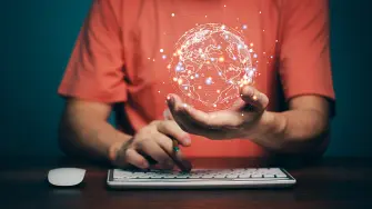 La IA permite el desarrollo de sistemas adaptativos, por medio del análisis de datos del estudiante