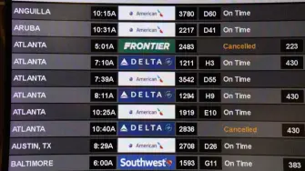 Cientos de vuelos fueron cancelados el viernes en Estados Unidos, tras la orden del gobierno de reducir el tráfico aéreo debido a la falta de personal por la parálisis presupuestaria, justo cuando el país entra en su temporada alta de viajes.